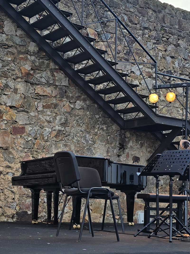 A grand piano set against a granite wall for the Marvão music festival